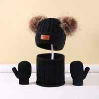 Ensemble bonnet tricoté pour bébé avec double pompon en fausse fourrure, motif torsadé doux, chaud, pour l'extérieur, avec écharpe et gants assortis