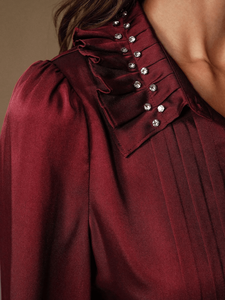 Camicetta di Lusso da <span class=keywords><strong>Donna</strong></span> in Raso Effetto Seta <span class=keywords><strong>Bordeaux</strong></span> con Colletto a Volant Decorato con Strass, Maniche Lunghe a Bissagola e Pieghe Frontali - Product Image 4