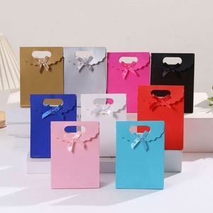 Sacs cadeaux de luxe personnalisables en carton recyclé écologique avec impression sérigraphique et ruban à logo personnalisé - Product Image 6