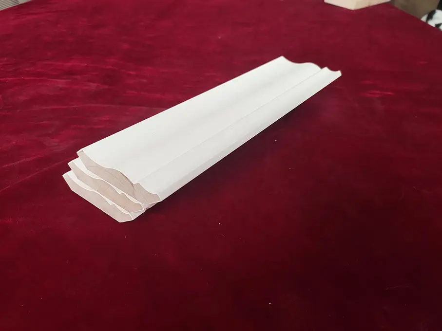 Junta de dedo imprimada blanca de 13/16 pulgadas, moldura de corona de pino, cubierta de corona de MDF