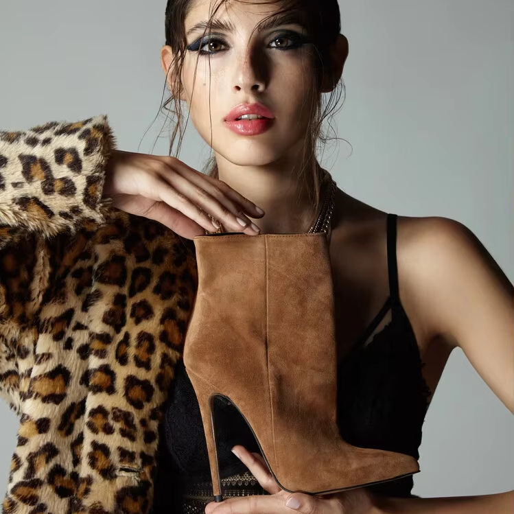 Stivaletti da donna 2025 personalizzati con punta firmata camoscio