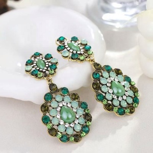Boucles d'oreilles en alliage tendance rétro à motif floral, plaquées or 18 carats, avec clous en diamant, style antique argenté, haut de gamme, exagérées - Product Image 5