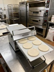 เครื่องทำแป้งพัฟแบบมือหมุน รุ่นกะทัดรัดสำหรับใช้ในครัวเรือน แบบตั้งโต๊ะ ใช้งานด้วยมือ สำหรับทำครัวซองต์และทาร์ตไข่ - Product Image 2