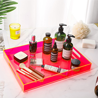 Plateau de service en acrylique lucite rose fuchsia avec poignées découpées, plateau de rangement en acrylique néon personnalisé pour la décoration de table basse