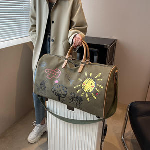 Sac de sport grande capacité avec logo personnalisé, sac de voyage graffiti avec séparation sec-humide pour les voyages courts, usage professionnel et personnel - Product Image 4