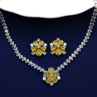Parure de bijoux en zircon plaqué rhodium coréen, comprenant des boucles d'oreilles pendantes en forme de fleur et un collier, pour femme - Cadeau idéal pour fiançailles, fêtes et mariages