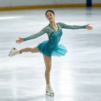 Robe de patinage artistique vert sarcelle, col en V, manches longues en maille, dos ouvert croisé, jupe entièrement ornée de strass pour adultes et enfants