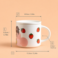 Vente en gros de tasses à café en céramique mignonnes pour filles de 414 ml avec couvercle, tasse à thé blanche brillante à motif de fraises et de cœurs kawaii, cadeau pour femmes