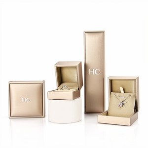 Boîte à bijoux artisanale en cuir PU à charnière, avec insert en velours et estampage à chaud, logo personnalisé, fournie directement par l'usine - Product Image 2