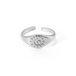 Élégante bague ouverte en acier inoxydable, motif spirale tournesol vintage, plaquée or 18 carats sous vide. - Product Image 5