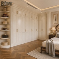 Dressing sur mesure avec armoire intégrée, du sol au plafond, avec miroir et étagères
