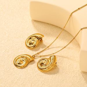 Ensemble de bijoux coquillage personnalisable et élégant en acier inoxydable plaqué or PVD 18 carats, comprenant un collier à pendentif chaîne délicate et des boucles d'oreilles clous - Product Image 3