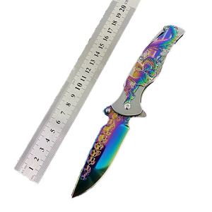 Couteau d'autodéfense de style mode, en acier inoxydable, avec crâne 3D en relief, finition titane, lame à pointe crantée, longueur totale 20,5 cm - Product Image 1