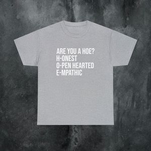 Maglietta con scritta 'Hoe Offensive', Maglietta con meme divertente, Maglietta 'Cringe', Maglietta 'Inorridente', Maglietta 'Inadatta', Regalo scherzoso, Magliette 'Dumb' con messaggi drammatici - Product Image 1