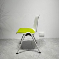 Chaises d'école empilables en plastique modernes et bon marché pour les collèges et les formations