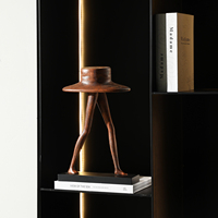 Sculpture en résine à grain de bois vintage Flolenco, figurine d'homme aux longues jambes avec chapeau à large bord pour la décoration intérieure d'hôtel ou de villa