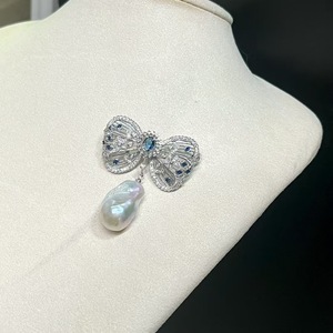 Broche en zirconium bleu incrusté de perles d'eau douce baroques, grande, irrégulière, lisse, en forme de nœud, fleur de poitrine, décorative avec motif numérique - Product Image 3