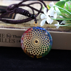 Collier pendentif en résine avec puce de cristal, design géométrique rond, serti clos, bijou unisexe, cadeau - Product Image 2