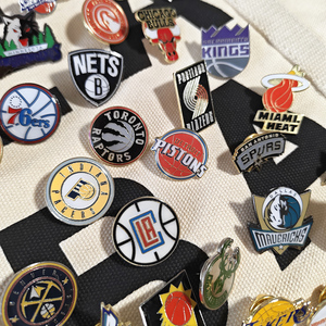 Pins Esmaltados Promocionales para Clubes de Baloncesto, Personalizables al por Mayor, para <span class=keywords><strong>Ropa</strong></span> y Tejidos - Product Image 1