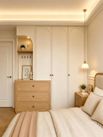 Armoire en bois naturel, porte arquée blanc crème, commode de chambre, meuble de rangement personnalisé, mobilier moderne pour la maison