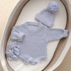 Conjunto <span class=keywords><strong>de</strong></span> 3 piezas <span class=keywords><strong>de</strong></span> punto <span class=keywords><strong>para</strong></span> recién nacido: pelele, gorro y calcetines, en azul polvoriento, <span class=keywords><strong>de</strong></span> punto acanalado grueso, ideal como regalo <span class=keywords><strong>para</strong></span> baby shower. - Product Image 3