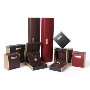 Caja de Joyería Arqueada de Cuero PU de Lujo con Logotipo Personalizado del Fabricante, Forro de Espuma de Terciopelo para Collares, Colgantes y Pulseras - Product Image 1