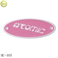Accessoires vestimentaires personnalisés Étiquettes ovales avec logo et plaques à coudre en lettres creuses Étiquette d'accessoire de maillot de bain en alliage de zinc pour manteaux