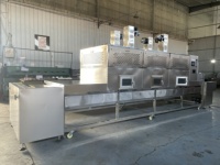 Tunnelbandmagnetron droogmachine automatische continue droogmachine voor voedsel, specerijen, chemische grondstoffen, CE-gecertificeerd, aanpasbaar