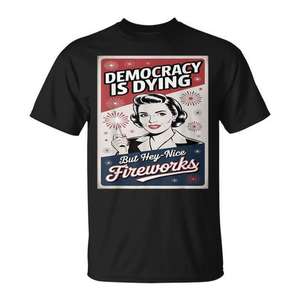 Camiseta de manga corta con cuello redondo unisex para adultos, con estampado de fuegos artificiales, con la frase 'Democracia está muriendo, pero ¡que buena!', ropa promocional - Product Image 1