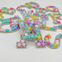 Perles rondes en acrylique de couleur macaron de A à Z, lettres en strass, appliques à repasser, patchs en lettres 3D