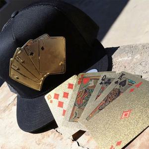 Casquette Trucker Baraja De Oro noire à visière plate avec patch en cuir imprimé cartes à jouer, vente en gros - Product Image 1