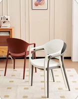 Chaise de salle à manger contemporaine en plastique PP empilable, imperméable et écologique, avec accoudoirs, pour l'extérieur, la maison, le bureau et la salle de sport
