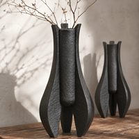 Vase sculptural géométrique en céramique noire haute avec base ouverte, fait main, écologique, pour décoration de table moderne