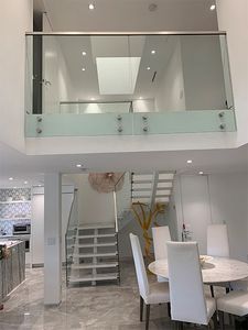 Balustrade élégante en verre <span class=keywords><strong>sans</strong></span> cadre avec <span class=keywords><strong>rail</strong></span> supérieur ou <span class=keywords><strong>sans</strong></span> options de <span class=keywords><strong>rail</strong></span> pour les projets de balcon de villa moderne Garde-corps en verre - Product Image 5