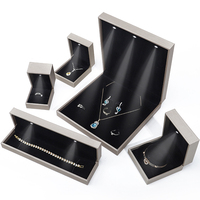 Boîte à bijoux en gros pour collier, bracelet, bague, emballage de bijoux, fabrication sur mesure, cuir PU argenté, lumière LED, crin, bijoux avec logo