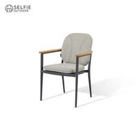 Moderner Outdoor-Esszimmerstuhl Aluminiumrahmen Teakholz-Armlehne Stoffsitz Schnelltrocknender Schaumstoff Wohnzimmer Hotel Villa Schule Park