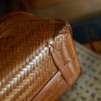 Panier en bambou tressé à la main vintage avec poignée en bambou laqué violet, motif arachide unique, décoration artisanale pour la maison, cadeau