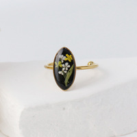 Bague ajustable en acier inoxydable plaqué or avec fleur naturelle pressée et résine ovale