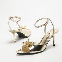 Élégantes sandales argentées métallisées à bout ouvert pour femme, avec décor floral, talons aiguilles, bride cheville, chaussures de soirée et de mariage