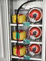 Stabilisateur de tension automatique triphasé TNS résistant aux intempéries IP54, cabine extérieure étanche à la pluie