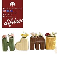 Vase en céramique de style minimaliste haut de gamme, luxe léger, en coffret, un ensemble, motif lettre, pour décoration de chambre de mariage, produit transfrontalier très vendu