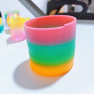 Оптовая продажа, пластиковые Пружинные катушки, Забавные Игрушки для раннего развития, игрушки для особых потребностей, эластичные радужные круги - Product Image 4