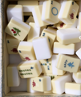 Jeu de tuiles de mahjong américain Remsen Sidney - 160 tuiles en acrylique, design moderne et luxueux, finition caramel personnalisée en relief, tapis de jeu rétro