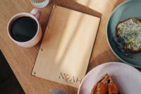 Couvertures de menu en bois et similicuir Simplicity, format personnalisé, reliure à vis, logo gravé sur mesure, pour restaurant, mariage