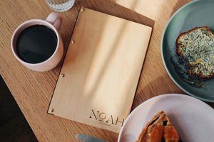 أغطية قائمة خشبية بسيطة بأكمام بلاستيكية بشعار محفور شخصي للمطاعم أطباق الزفاف مجلدات قوائم نبيذ - Product Image 2