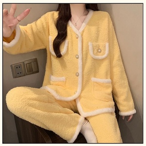 All'ingrosso abbigliamento <span class=keywords><strong>da</strong></span> <span class=keywords><strong>notte</strong></span> in velluto <span class=keywords><strong>da</strong></span> donna con scollo a V caldo invernale Cardigan pantaloni a maniche lunghe Casual abbigliamento <span class=keywords><strong>da</strong></span> casa <span class=keywords><strong>da</strong></span> ragazza - Product Image 1