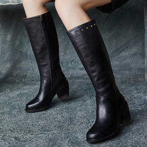 Botas de tacón de bloque con remaches y tubo ancho de cuero vacuno impermeables estilo británico, sin cordones, para otoño/invierno. - Product Image 3