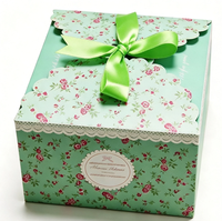 Boîte Cadeau Cosmétique Rigide Faite Main Écologique avec Dentelle Florale, Lamination Mate, Gaufrage et Nœud Carré – Idéale pour Mariages, Anniversaires et Cadeaux de Fêtes