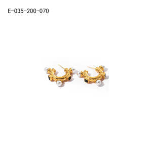 Pendientes de Perlas de Acero Inoxidable 316L con Baño de Oro PVD, Joyería Sostenible y Resistente para Mujer, Accesorio de Moda - Product Image 1