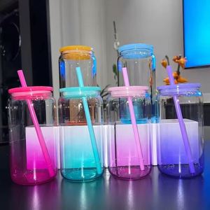 Vaso de Vidrio Sublimado de 16 oz con Efecto Degradado, Tapa de Plástico PP y Pajita, Colores Variados - Product Image 2
